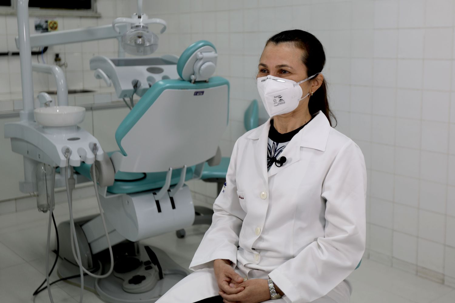 Mônica Barbosa Leal coordena a pesquisa que envolve estudantes da graduação e do mestrado em Odontologia. (Fotos: Schirlene Reis - Ascom/UFS)